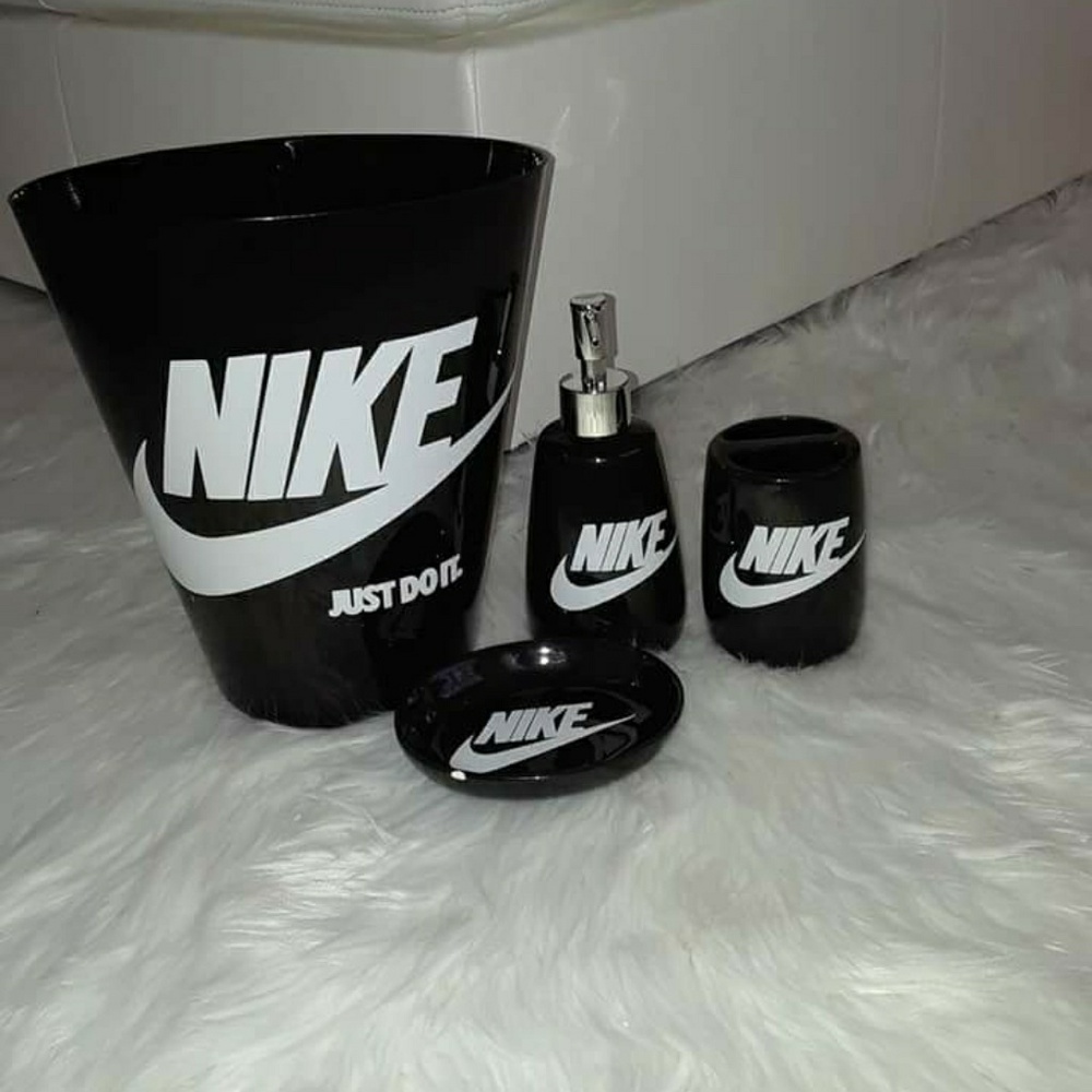 Bathroom set - Picture 4 of 5